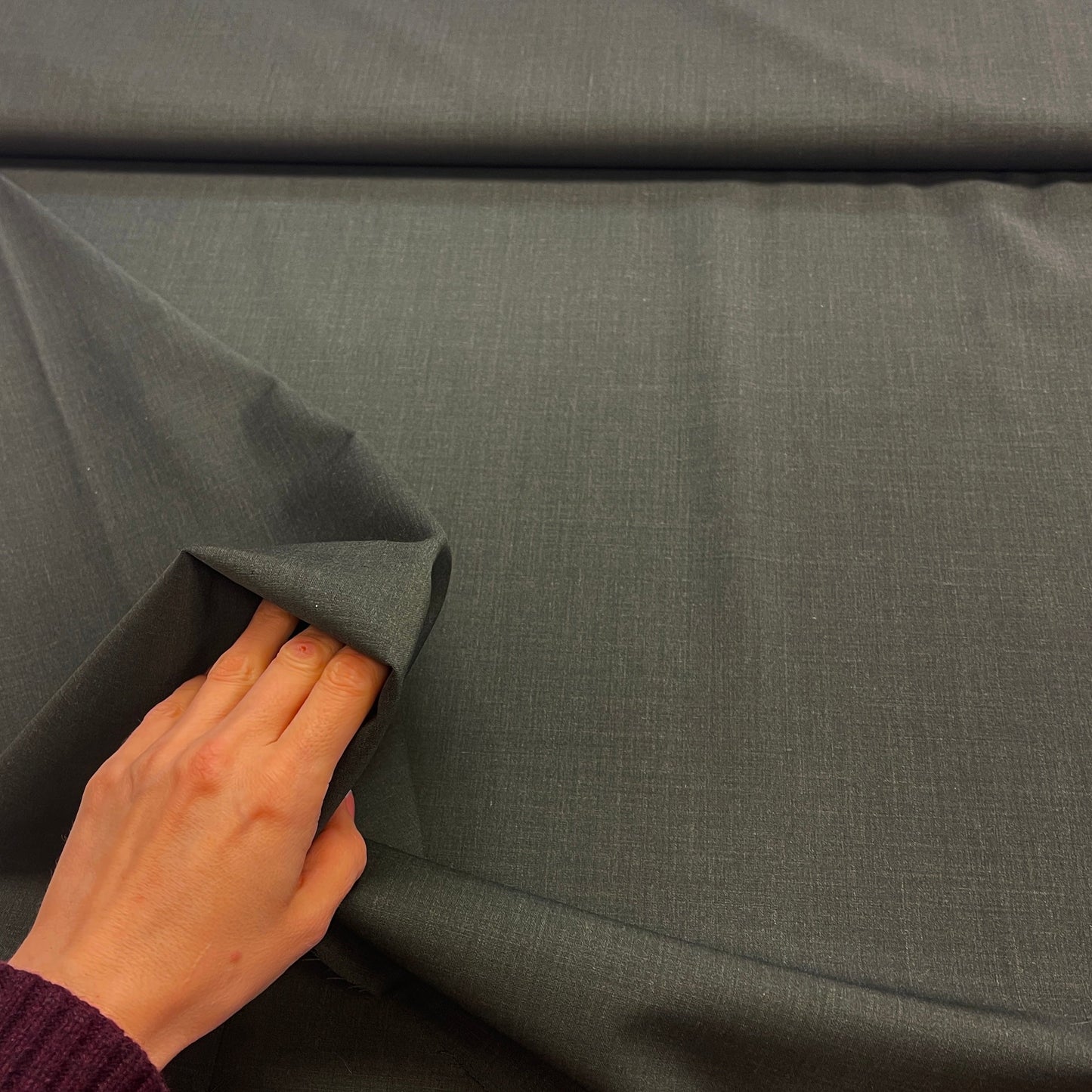 Attēls ar Itālijas vilnas kostīmaudums | 64% vilna, 34% poliesters, 2% elastāns| 180 g/m² | 156 cm tumši zaļš melanžs – pieejams Šarlotes audumi