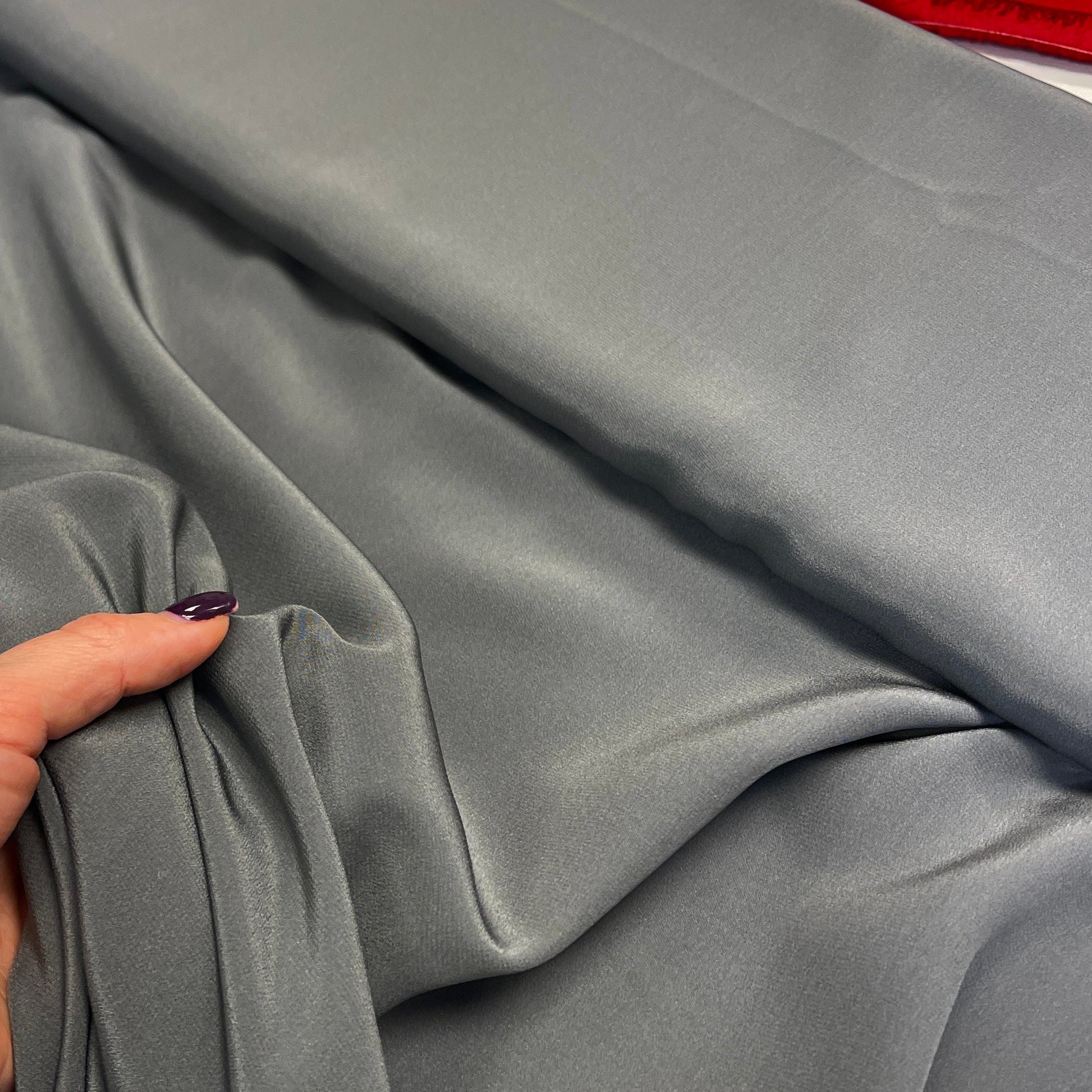 Attēls ar Itālijas Zīda šifons - pelēks 140 cm | 60 g/m² – pieejams Šarlotes audumi