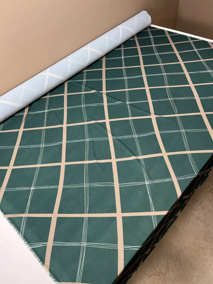 Image de tissu crêpe italien à motif géométrique | Polyester 94% Élasthanne 6% | 150 cm – disponible chez Šarlotes audumi