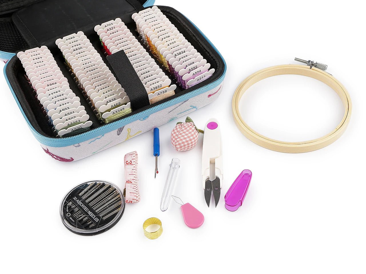 Attēls ar Izšūšanas komplekts koferītī ar mulinē diegiem un rīkiem – pieejams Šarlotes audumi