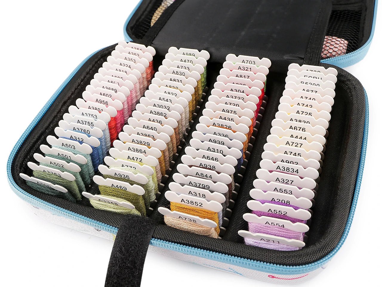 Attēls ar Izšūšanas komplekts koferītī ar mulinē diegiem un rīkiem – pieejams Šarlotes audumi