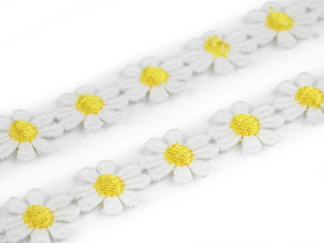 Attēls ar Izšūta dekoratīvā lente margrietiņas 15 mm – pieejams Šarlotes audumi