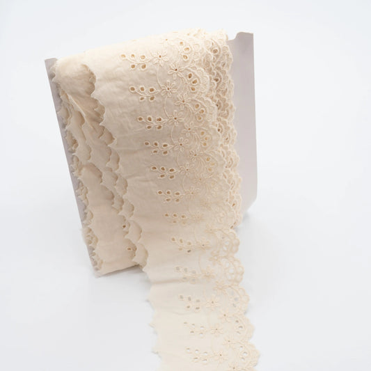 Attēls ar Izšūta kokvilnas mežģīne 8 cm - krēmkrāsas – pieejams Šarlotes audumi