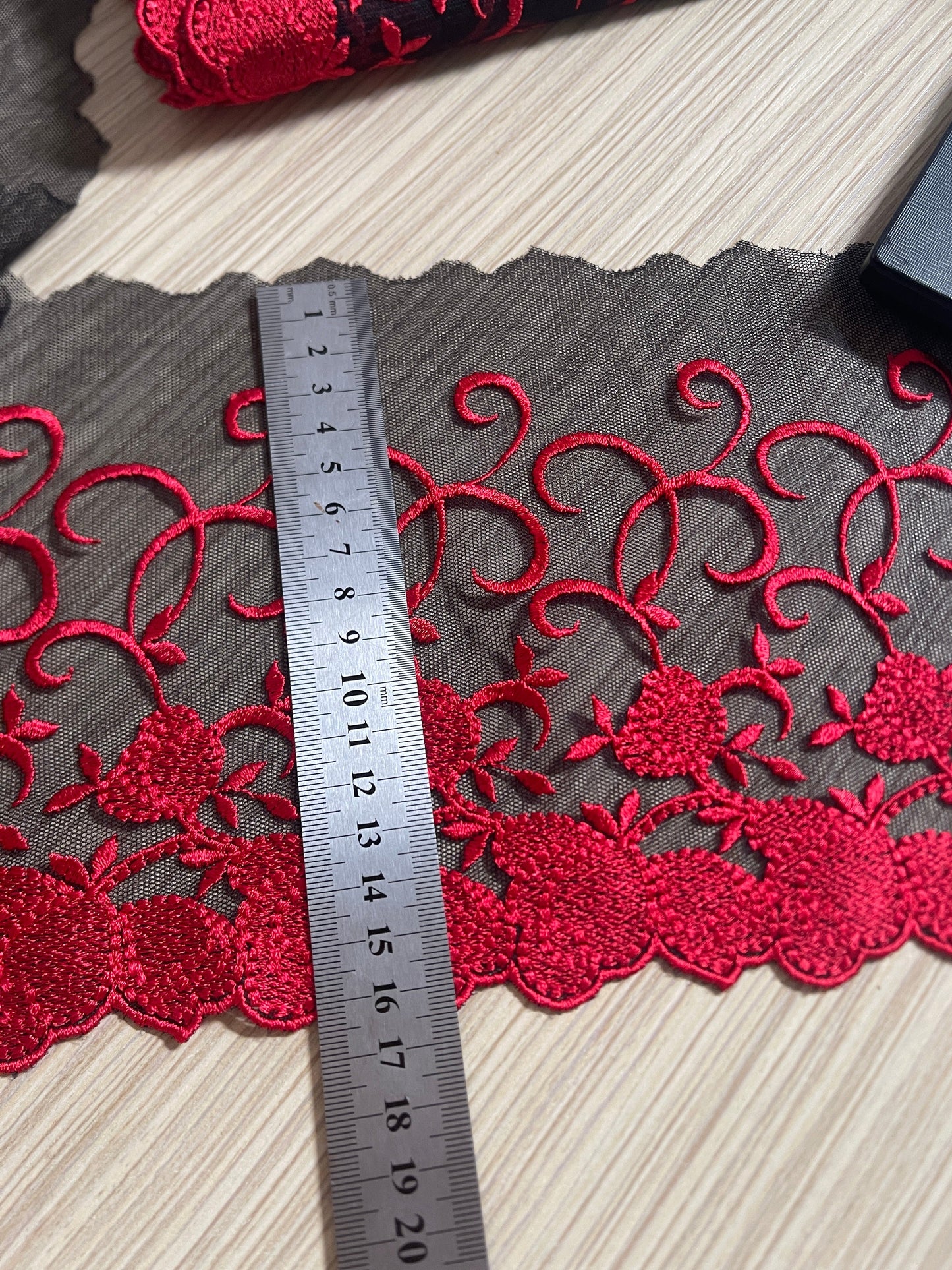 Image de dentelle brodée 15 cm - noire avec accents rouges – disponible chez Šarlotes audumi