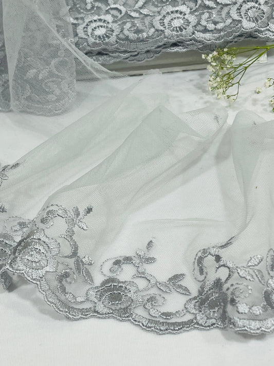 Attēls ar Izšūta mežģīne 15 cm - sudraba – pieejams Šarlotes audumi