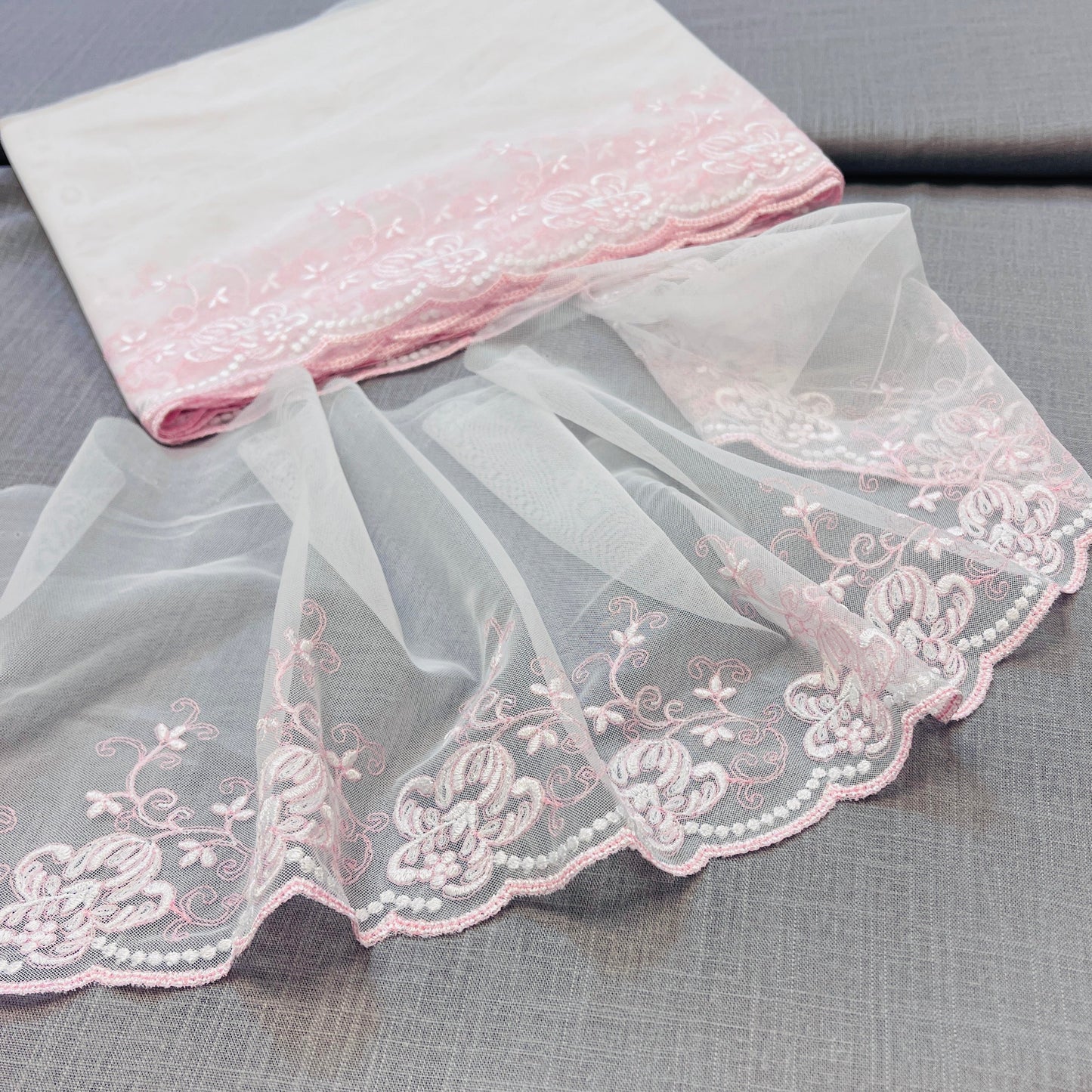 Image de dentelle brodée 20 cm, avec broderie ton rose – disponible chez Šarlotes audumi