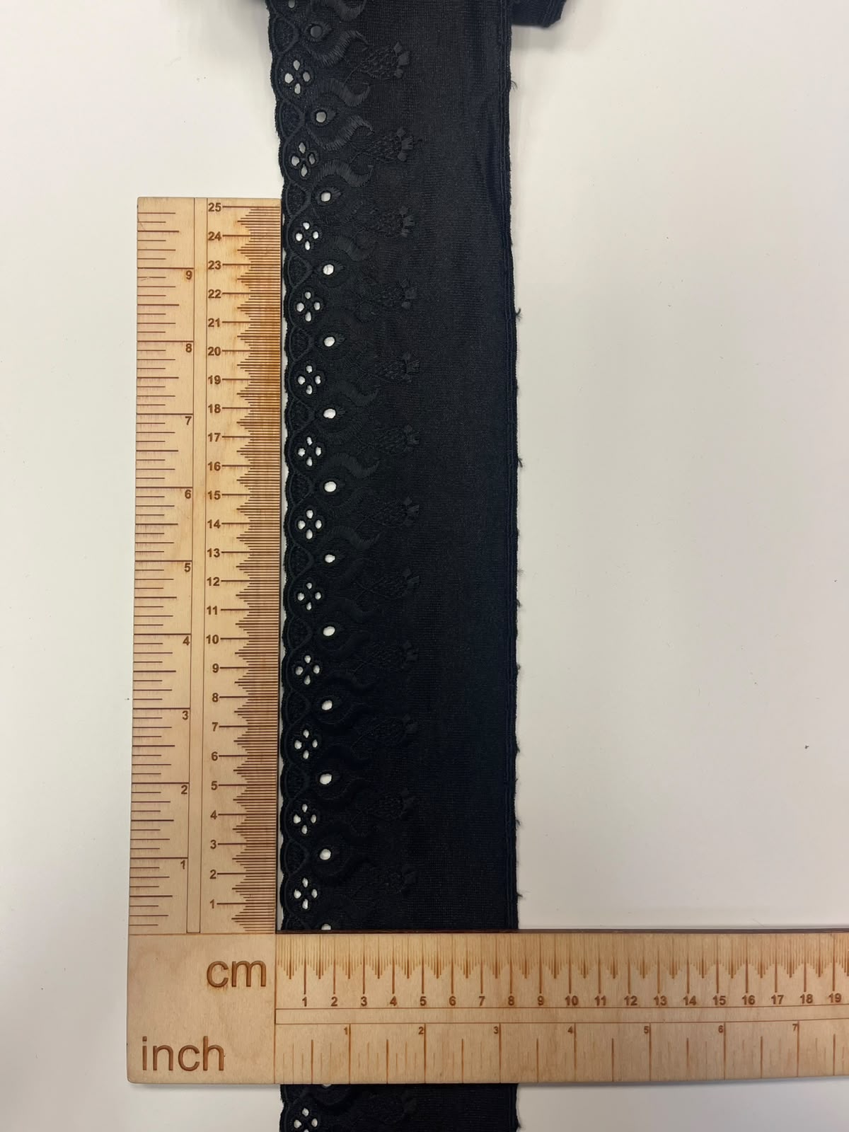 Nuotrauka su siuvinėtais nėriniais 8 cm – juodi – prieinama internete Šarlotes audumi