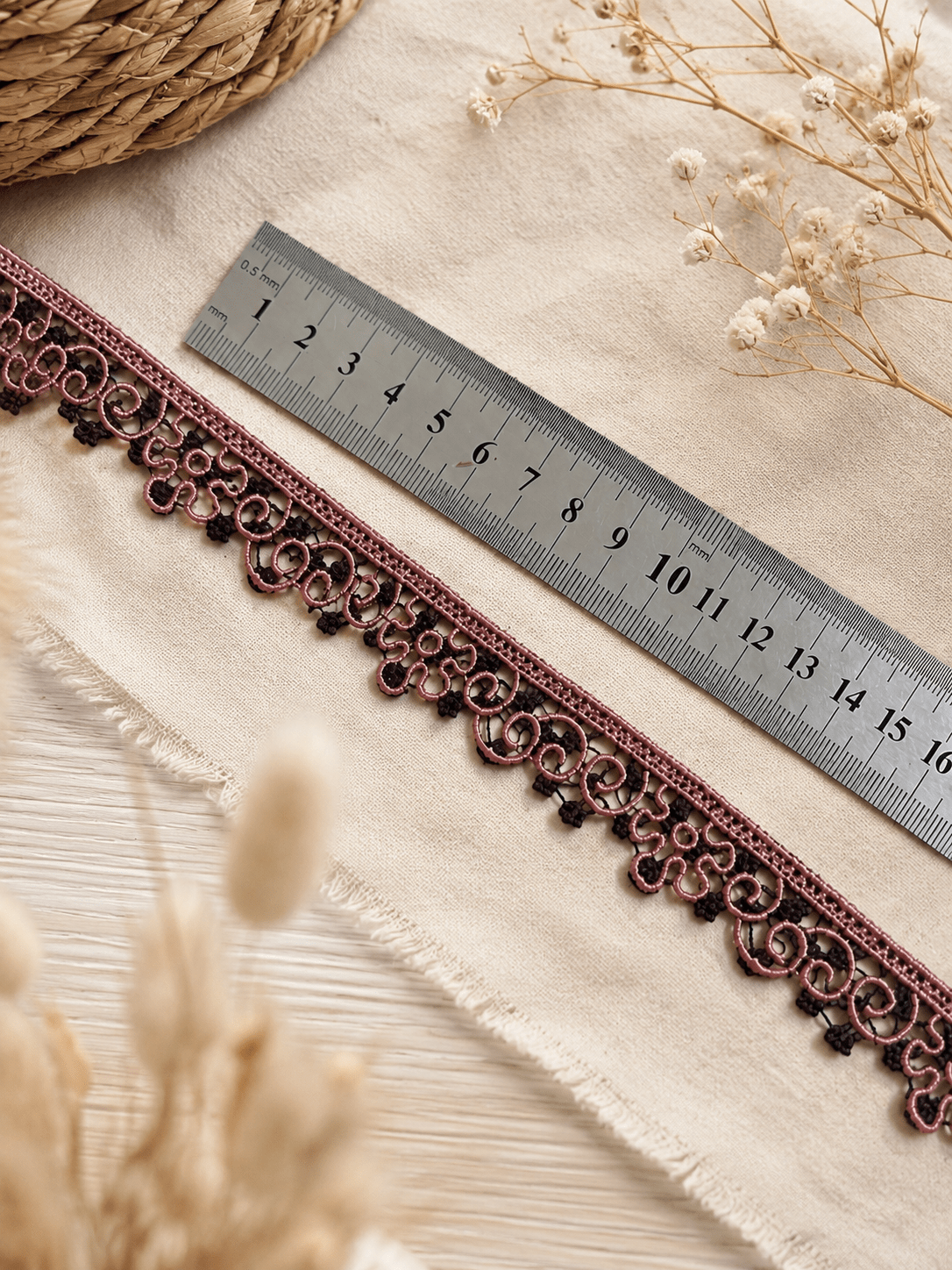 Image d’un ruban en dentelle brodée de 1,5 cm - rose brun avec noir – disponible chez Šarlotes audumi