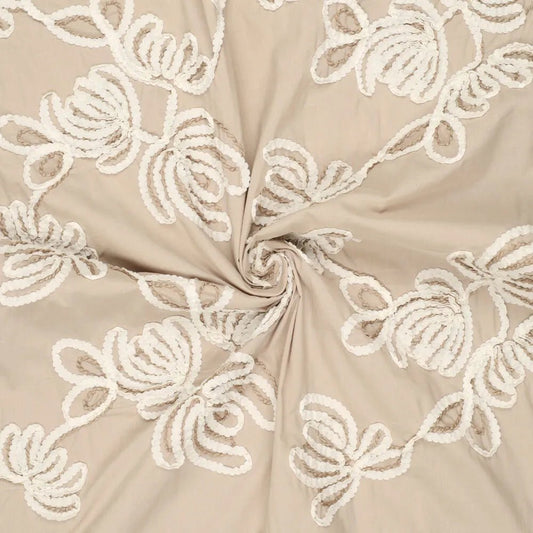 alt
Image of embroidered cotton fabric with a floral pattern, natural tone, 150 g/m² – available at Šarlotes audumi