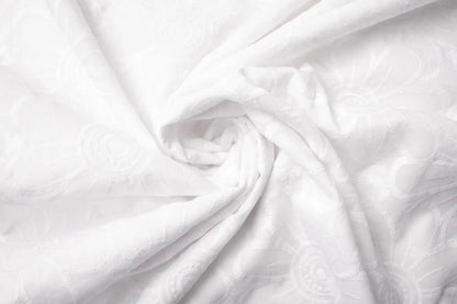 Tissu en coton brodé - grandes fleurs blanches 110 g/m²