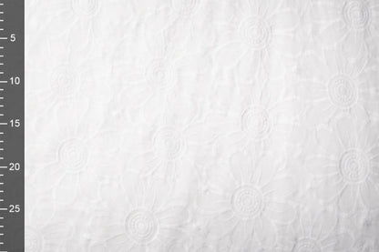 Tissu en coton brodé - grandes fleurs blanches 110 g/m²