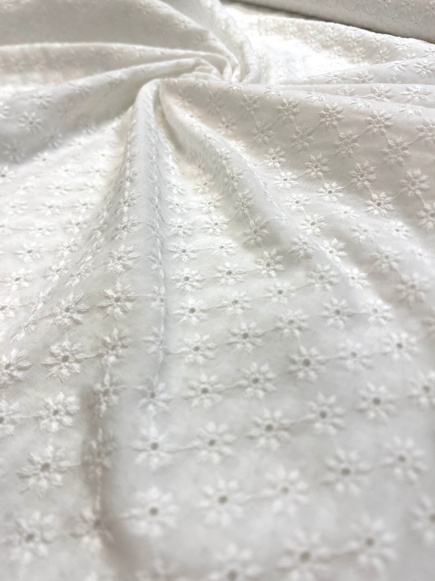 Attēls ar Izšūts kokvilnas audums - balts puķīšu motīvs 100 g/m² – pieejams Šarlotes audumi