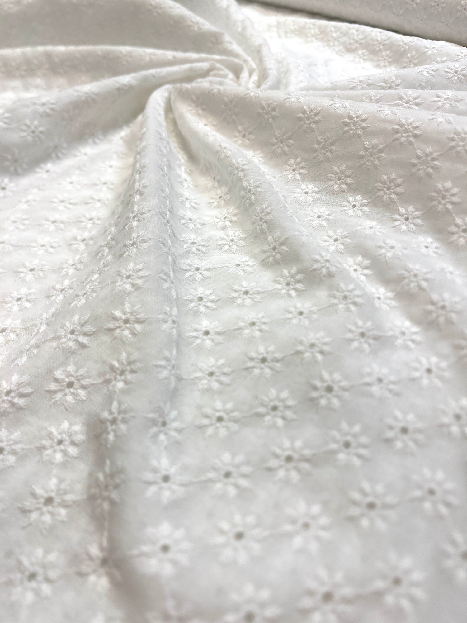 Išsiuvinėtos medvilninės audiniai