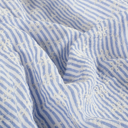 Image avec tissu en coton brodé - motif floral blanc avec des lignes 180 g/m² – disponible chez Šarlotes audumi