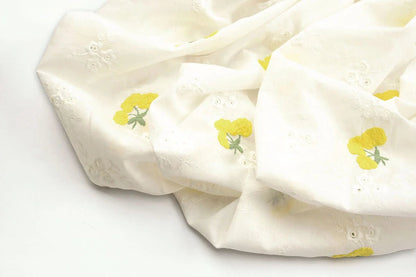 Tissu en coton brodé - fleurs jaunes 110 g/m²