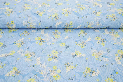 Image de tissu en coton brodé - fleurs jaunes sur fond bleu 115 g/m² – disponible chez Šarlotes audumi
