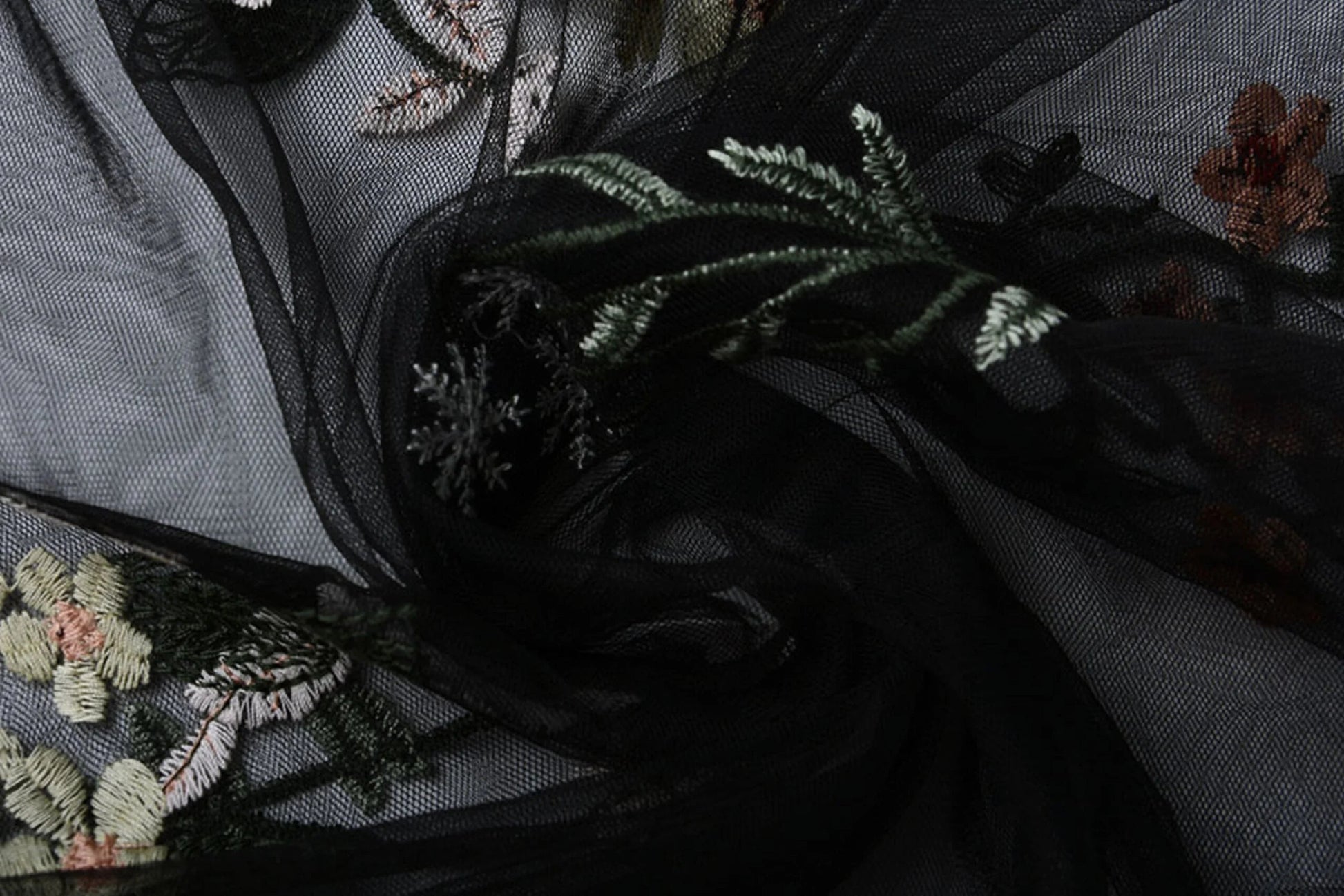 Attēls ar Izšūts tills ar ziediem 100 - 150 g/m² – pieejams Šarlotes audumi