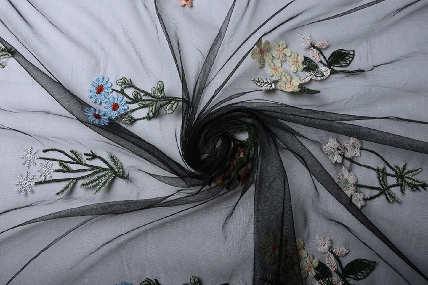 Attēls ar Izšūts tills ar ziediem 100 - 150 g/m² – pieejams Šarlotes audumi