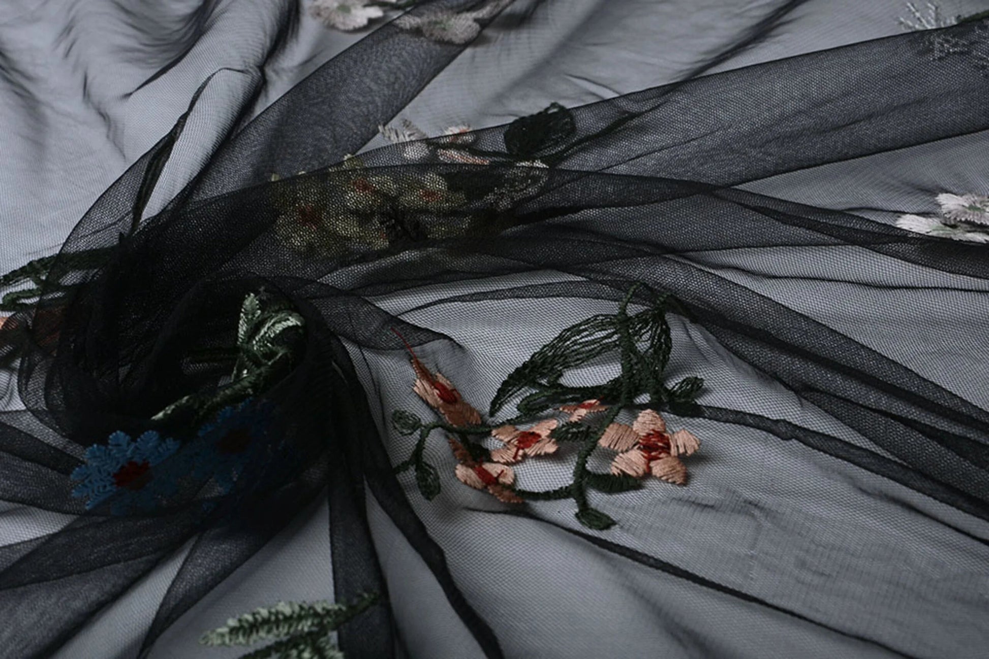 Attēls ar Izšūts tills ar ziediem 100 - 150 g/m² – pieejams Šarlotes audumi