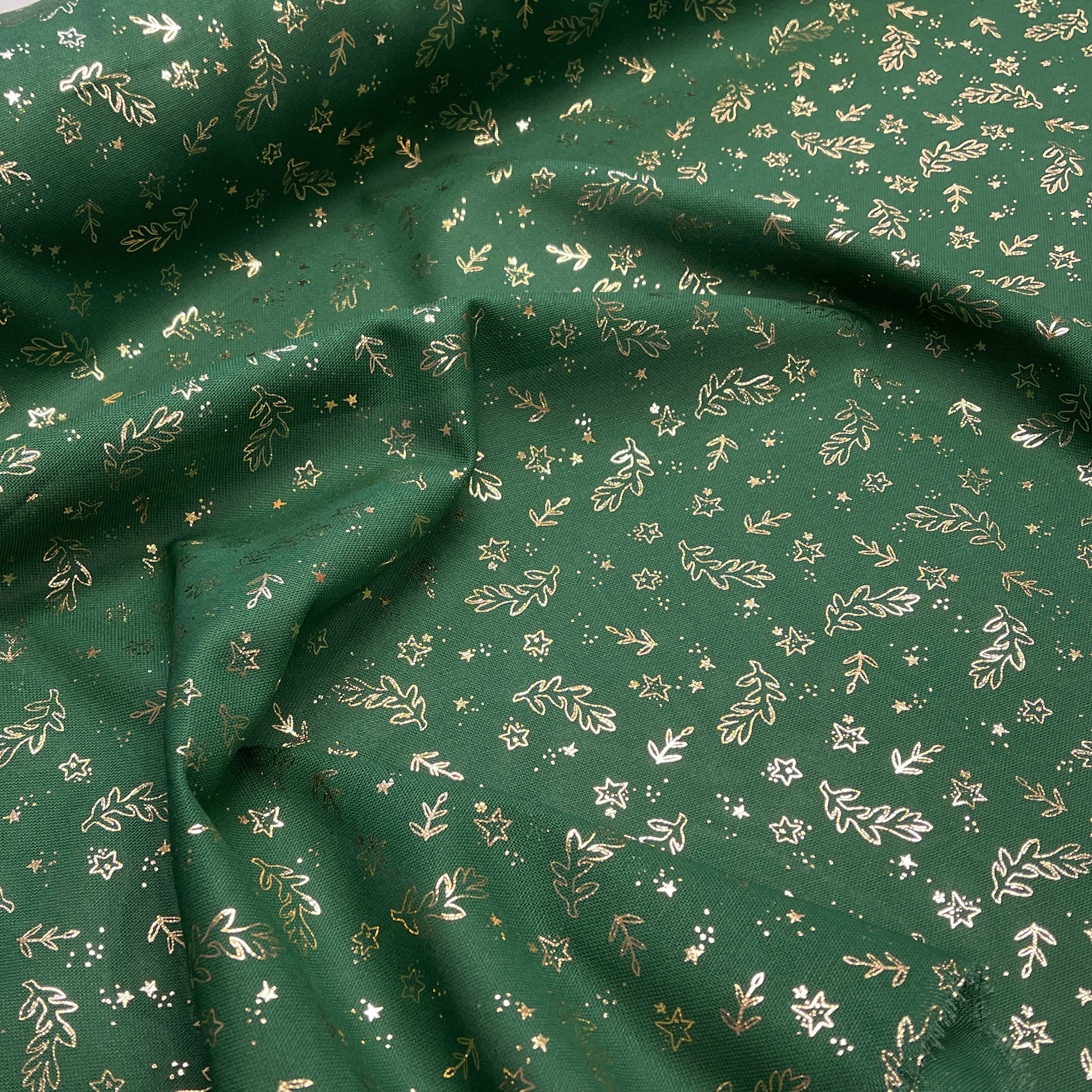 Attēls ar Kanvas audums - zelta lapiņas uz tumši zaļa fona 175 g/m² – pieejams Šarlotes audumi