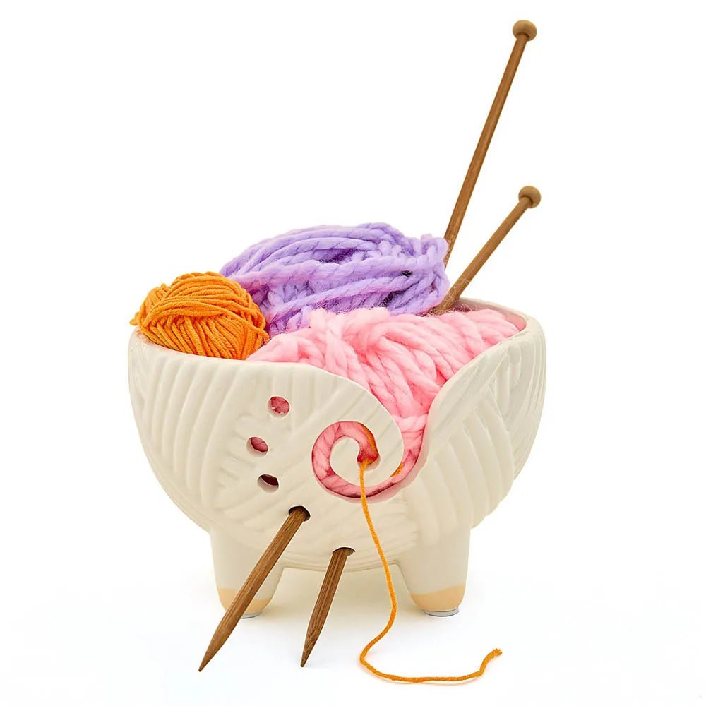 Image d’un bol à laine en céramique en forme de mouton, blanc Sew Tasty – disponible chez Šarlotes audumi
