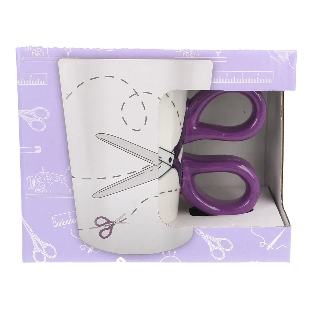 Attēls ar Keramikas krūze “Sew Tasty” ar šķērēm | 500 ml – pieejams Šarlotes audumi