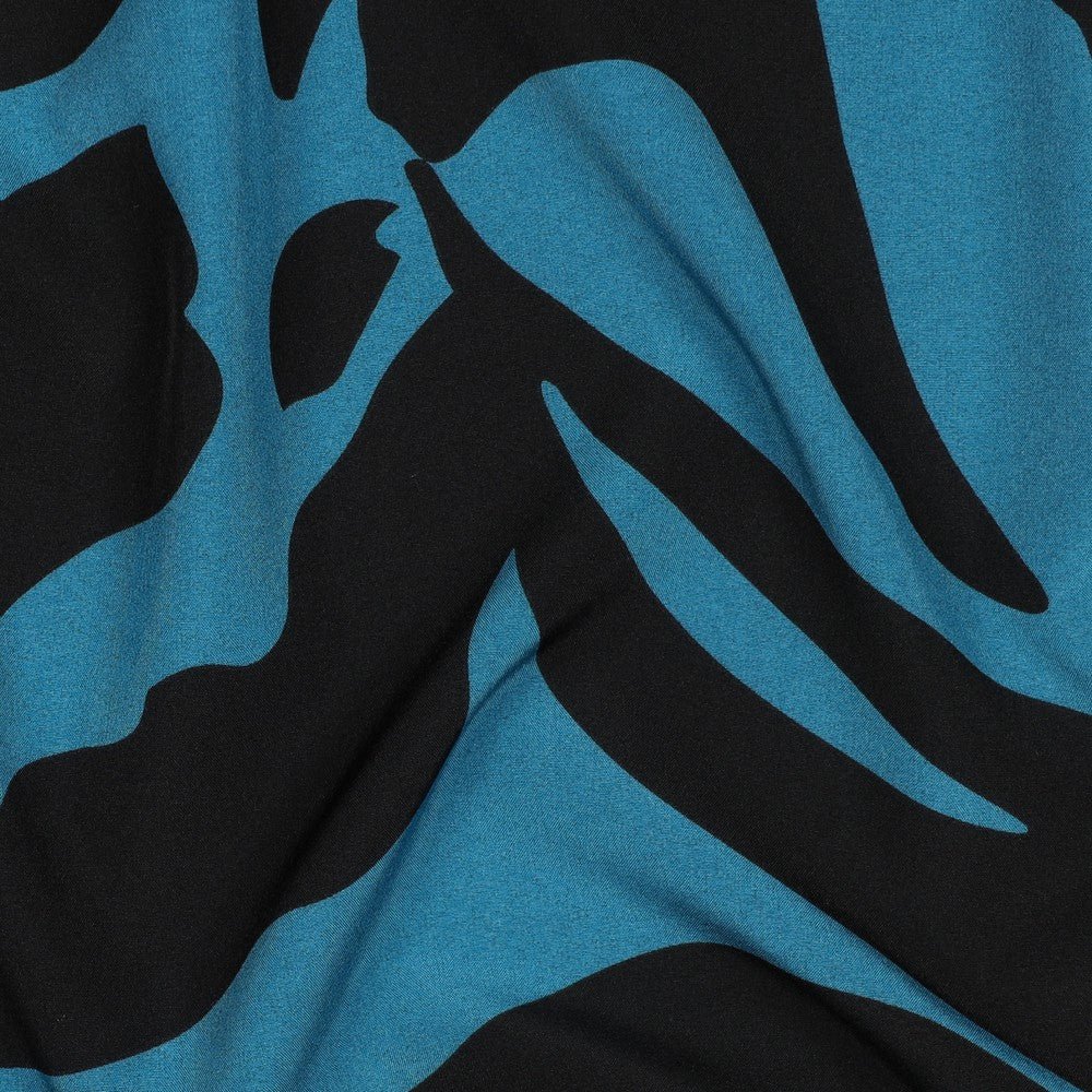 Attēls ar Kleitu audums ar elastānu - raibs raksts uz petrol fona 80 g/m² – pieejams Šarlotes audumi