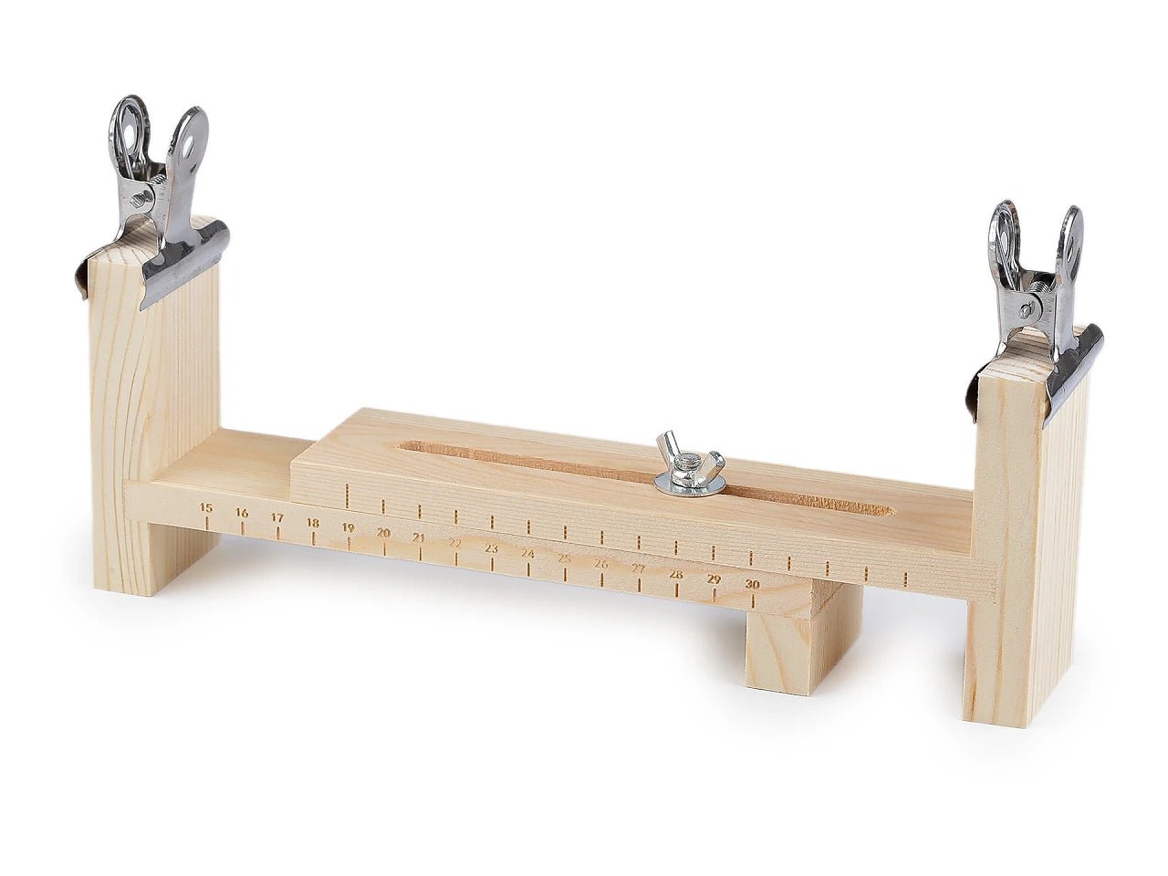 Image d’un métier à tisser en bois pour bracelets – disponible chez Šarlotes audumi