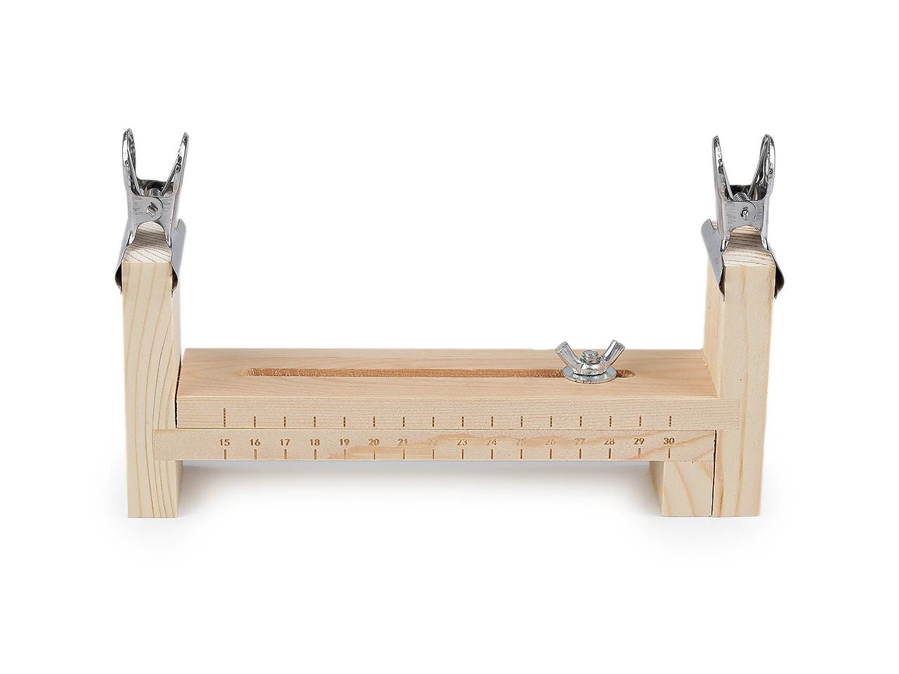 Image d’un métier à tisser en bois pour tisser des bracelets – disponible chez Šarlotes audumi
