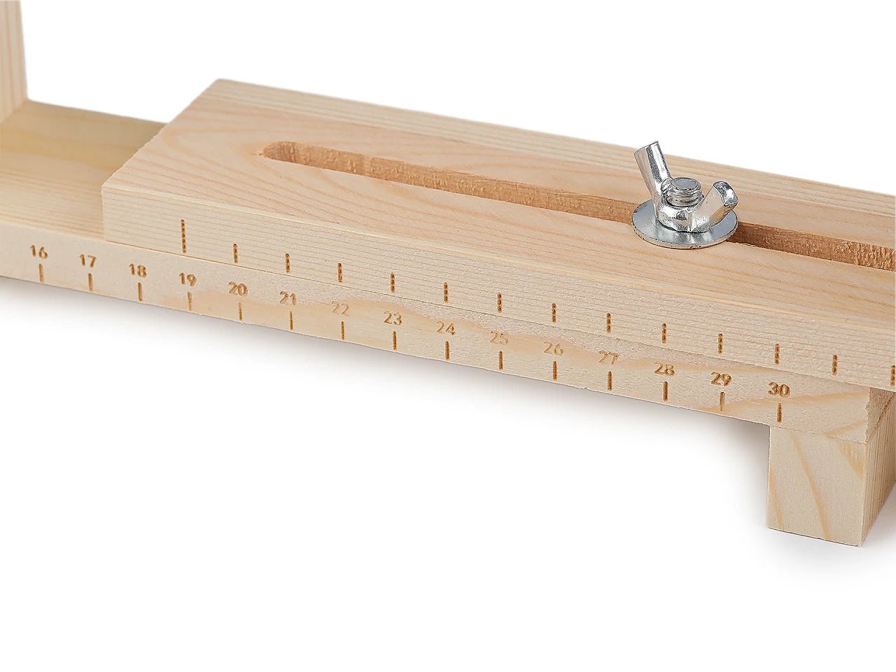 Image d’un métier à tisser en bois pour tisser des bracelets – disponible chez Šarlotes audumi