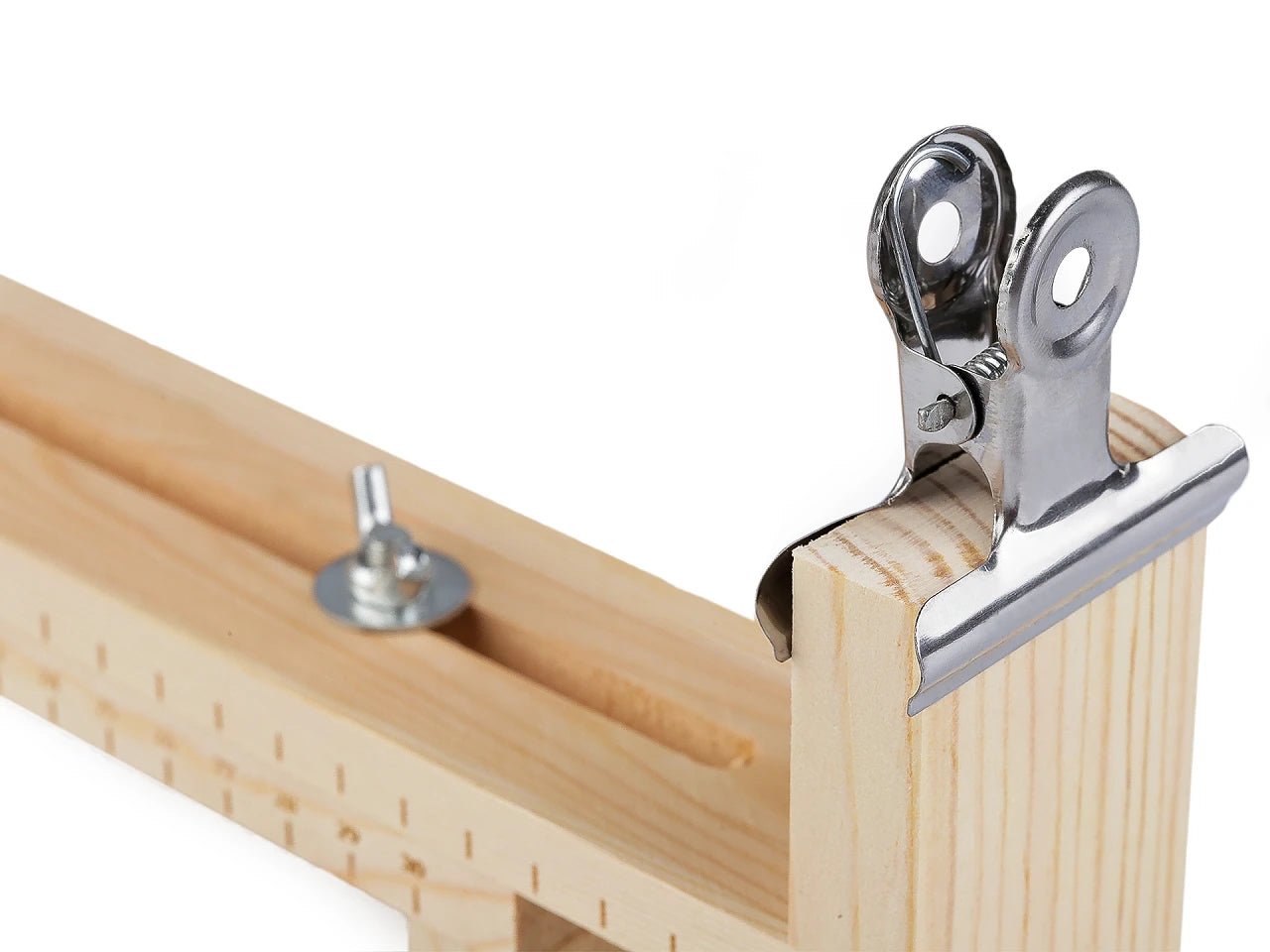 Image d’un métier à tisser en bois pour tisser des bracelets – disponible chez Šarlotes audumi