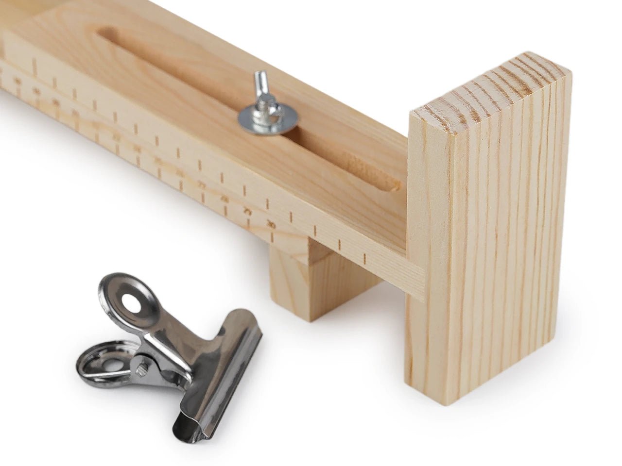 Image d’un métier à tisser en bois pour tisser des bracelets – disponible chez Šarlotes audumi