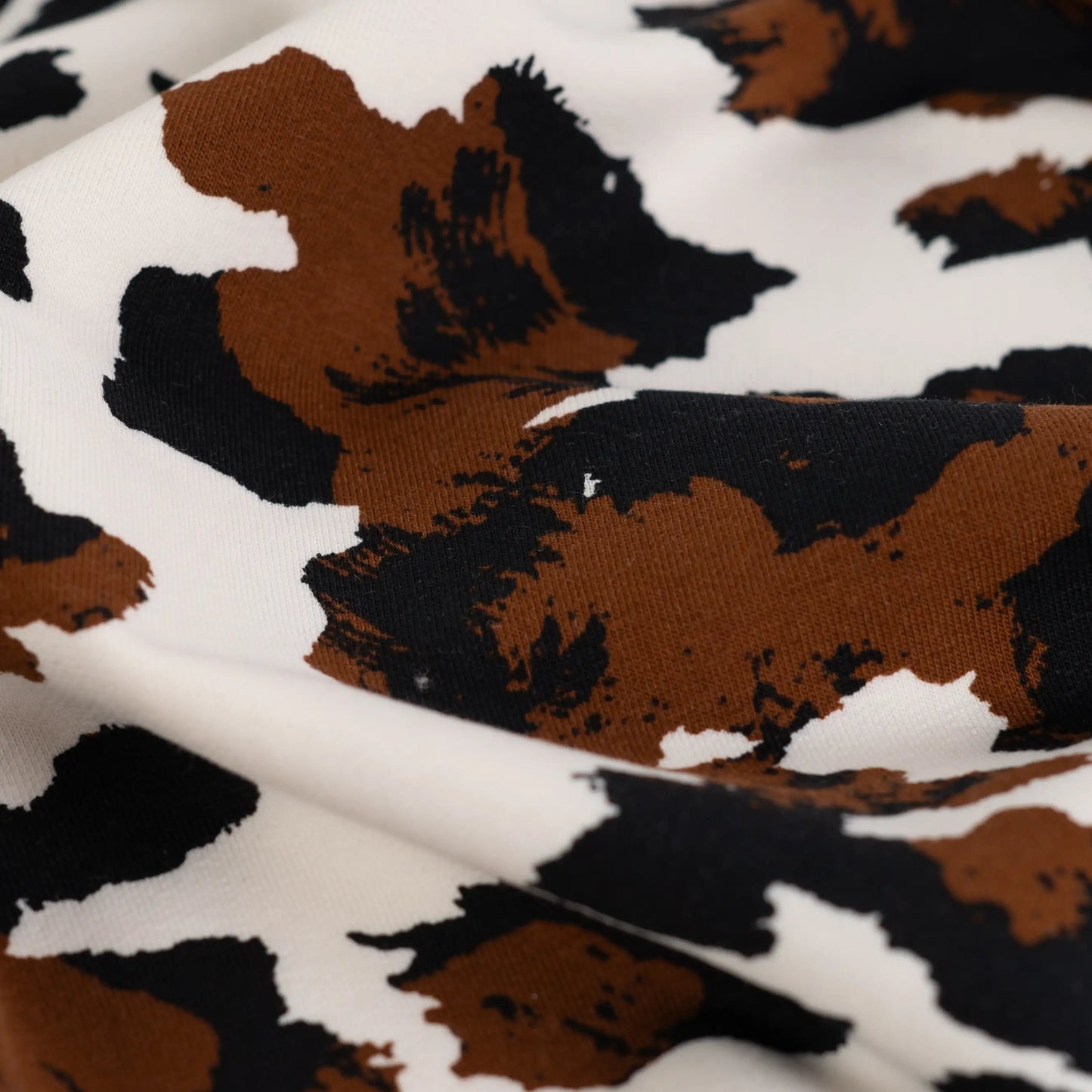 Attēls ar Kokvilnas cilpiņtrikotāža ar siltinājumu - govs raksts 230 g/m² – pieejams Šarlotes audumi