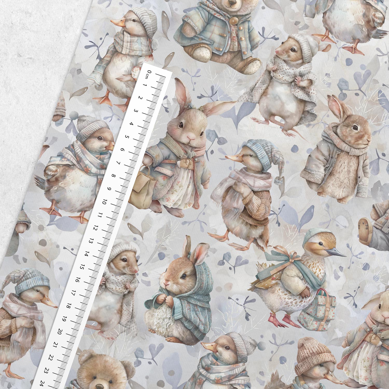 Attēls ar Kokvilnas cilpiņtrikotāža - lauku zvēriņi ziemā 250 g/m² – pieejams Šarlotes audumi