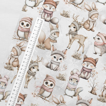 Motif en jersey bouclette de coton – habitants de la forêt dans la neige 250 g/m² – disponible chez Šarlotes audumi