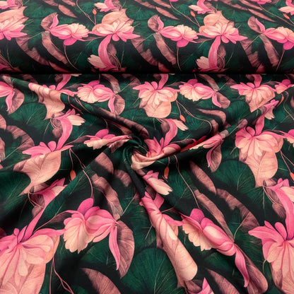 Maille bouclette en coton - fleurs roses avec feuilles vert émeraude 250 g/m²