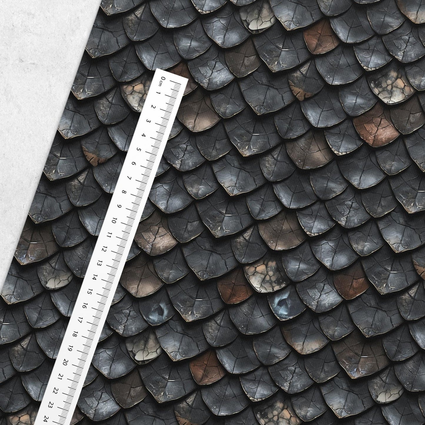 Image en jersey bouclé de coton - écailles de dragon bleues 250 g/m² | Motif - 13 – disponible chez Šarlotes audumi