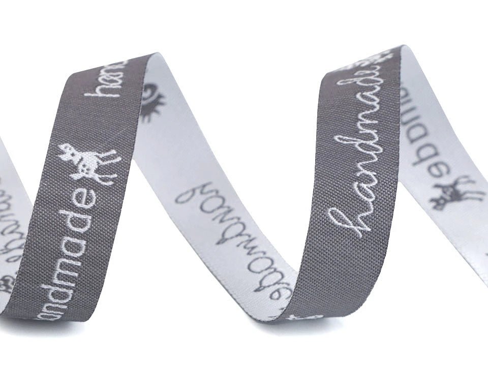 Attēls ar Kokvilnas lente ar uzrakstu Hand made | 16 mm, 9 m – pieejams Šarlotes audumi