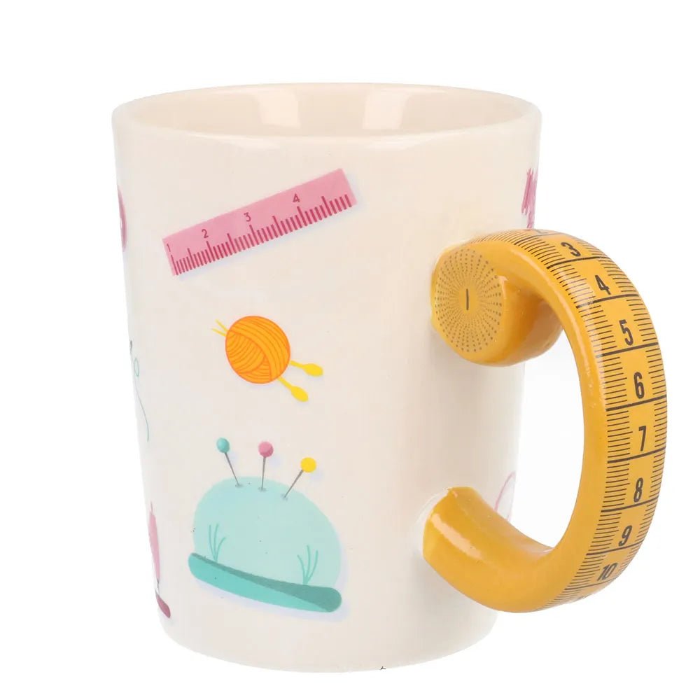 Image d’une tasse avec anse en mètre ruban 500 ml, blanc/orange Sew Tasty – disponible chez Šarlotes audumi
