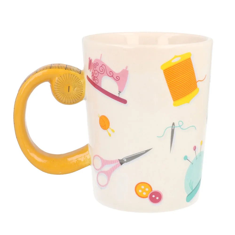 Image d’une tasse avec poignée en forme de mètre ruban 500 ml, blanc/orange Sew Tasty – disponible chez Šarlotes audumi