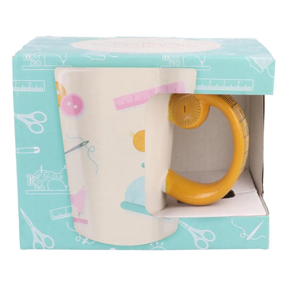 Image d’une tasse avec poignée mètre ruban 500 ml, blanc/orange Sew Tasty – disponible chez Šarlotes audumi