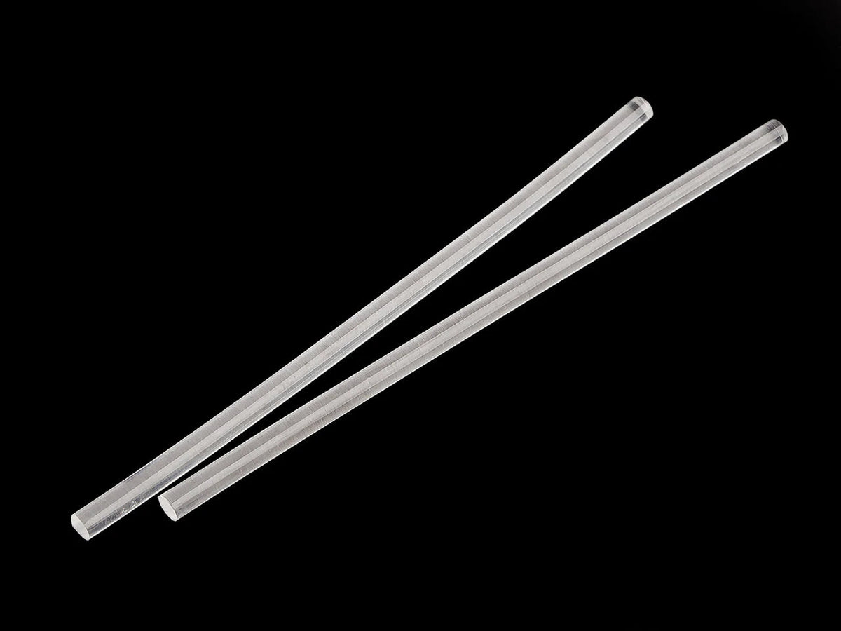 Nuotrauka su 7 mm × 20 cm karštų klijų pistoleto strypeliais, skaidriais ir negelstančiais, 10 vnt. – internetu įsigyjama Šarlotes audumi