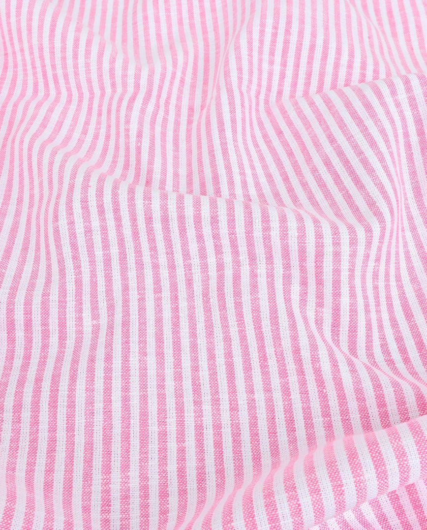 Image du tissu en lin et coton à lignes roses 155 g/m² – disponible chez Šarlotes audumi