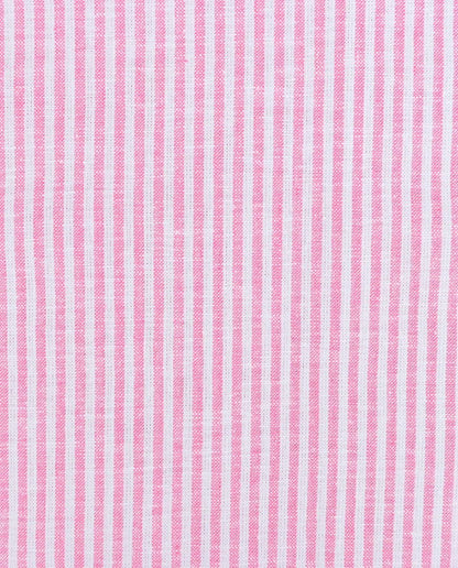 Image de Lina avec un tissu en coton à rayures roses, 155 g/m² – disponible chez Šarlotes audumi