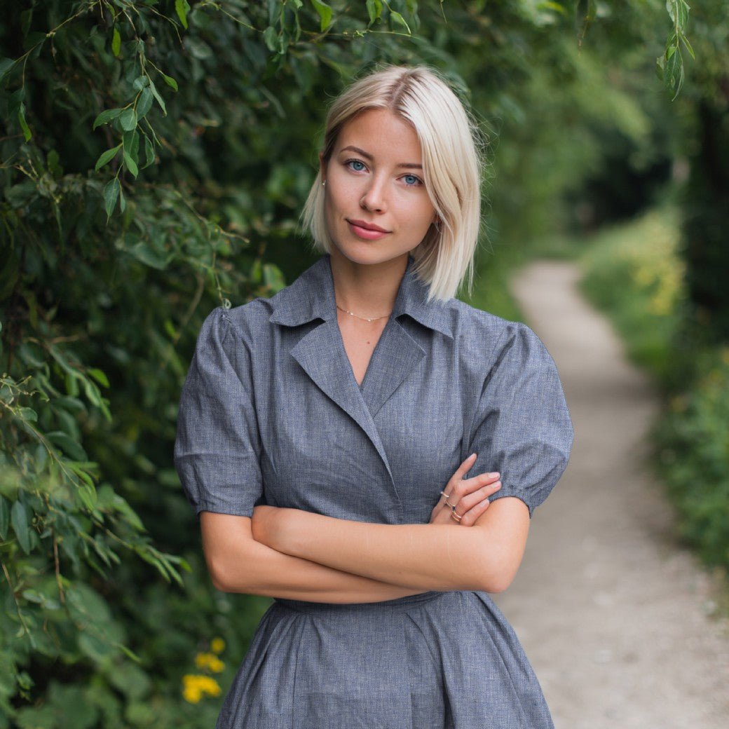 Attēls avec Lina et tissu en coton à motif chevrons – gris avec une légère teinte verte 170 g/m² – disponible chez Šarlotes audumi