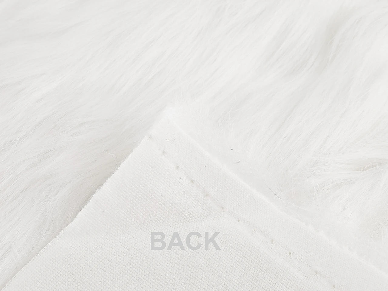 Attēls ar Mākslīgā kažokāda - balta 385 g/m² – pieejams Šarlotes audumi
