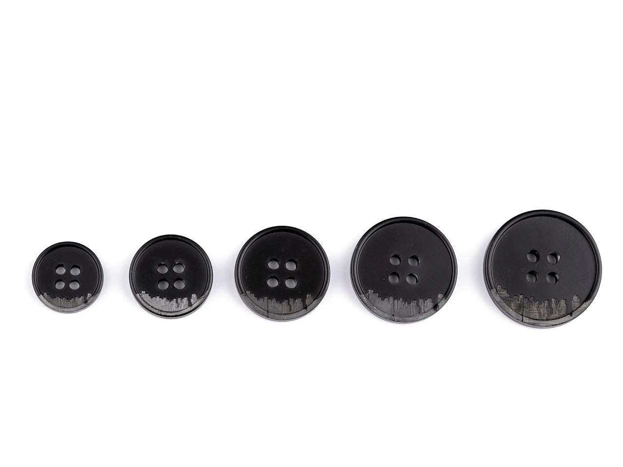 Attēls ar Melnpelēka uzvalka pogas ar 4 caurumiem – 15 mm-25 mm – pieejams internetā Šarlotes audumi