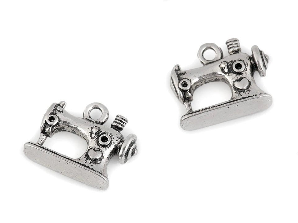 Attēls ar Metāla kulons,dekors – šujmašīna 13 × 16 mm – pieejams Šarlotes audumi