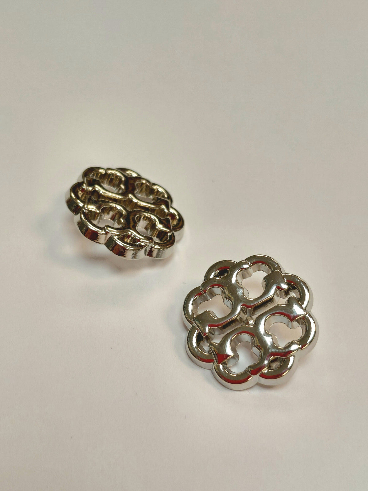Metalinės sagos ant kojelės 20 mm – sidabrinės – įsigyk internetu parduotuvėje „Šarlotės audiniai“