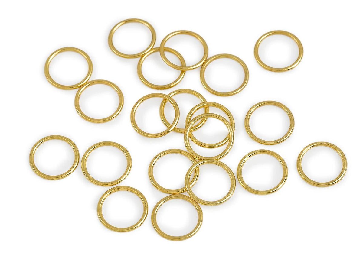 Nuotrauka su metaliniu žiedeliu apatiniams ir petnešėlėms – Ø10 mm – galima įsigyti internetu Šarlotes audumi